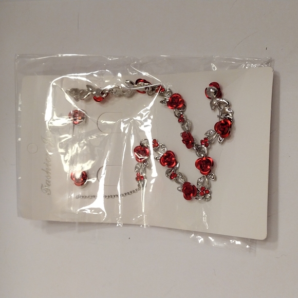 4XHP!! NWT Beautiful Blood Red Sparkling Roses Necklace & Earrings Set! - Picture 8 of 8